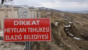 Elazığda 35 kabrin bulunduğu mezarlıkta heyelan Cenazeler başka mezarlıklara taşındı