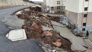 Okulda dehşet anları İstinat duvarı yıkıldı, eğitime ara verildi