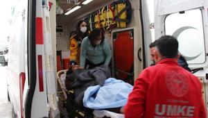 Elinden cep telefonu alan ağabeyi ile annesini bıçakladı