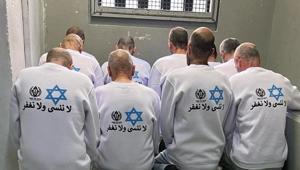 İsrailden bir skandal daha Esirlere Davut yıldızlı elbise giydirip üzerine Arapça mesaj yazdılar
