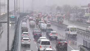 İstanbulda kar etkisini artırdı Trafik durma noktasına geldi
