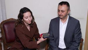 Bilim ödüllü profesöre büyük şok Telefonda istenilen numaraları yazdı, sonrasında olanlara inanamadı