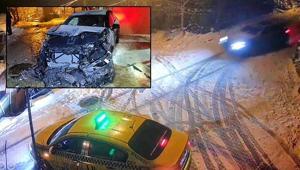 Beykozda buzlanan yolda kayan otomobil taksi ve 2 eve çarptı