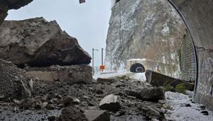 Sarp kara yolu ulaşıma kapandı Ekipler çalışma başlattı