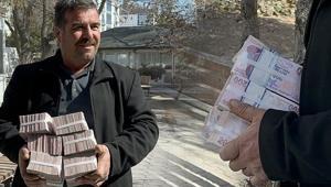 Aksaraylı çiftçi kucak dolusu parayı düşünmeden geri verdi