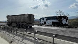 Bilecikte feci kaza TIR, yolcu otobüsüne çarptı, çok sayıda yaralı var