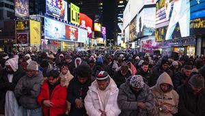 ABDdeki Times Meydanında bir araya gelen Müslümanlar teravih namazı kıldı