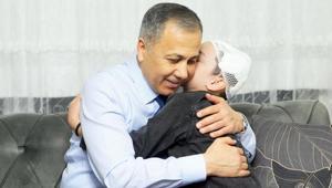 Bakan Yerlikayadan köpeklerin saldırısına uğrayan küçük Tunahana ziyaret