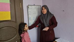 Türkiyenin en yüksek rakımlı köyünün tek öğretmeni Öğrencileri için her şeyi yapıyor