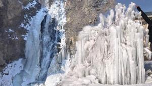 Bahar bir kente hiç uğramadı Şelale dondu, ağaç buzdan heykele dönüştü, sıcaklık eksi 17 derece
