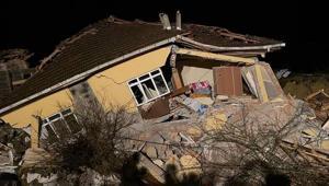 Sinopta kabus dolu gece 3 ev heyelanda yıkıldı, yaralılar var