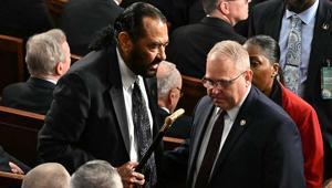 Apar topar dışarı çıkarılmıştı Trumpı protesto eden Meclis üyesine kınama cezası