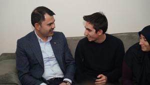 Bakan Kurum depremde ailesinden 4 kişiyi kaybeden Ömeri ziyaret etti