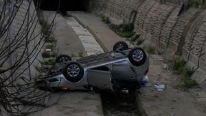 Pendikte feci kaza Otomobil dereye uçtu; yaralılar var