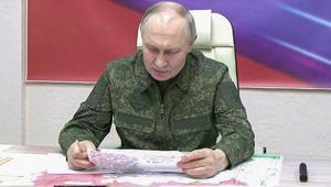 Putin askeri üniforma giydi, Kursku ziyaret etti