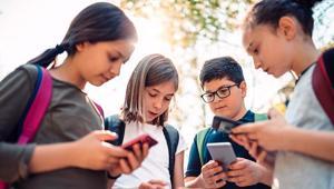 İsveçte okullarda akıllı telefonlar yasaklandı