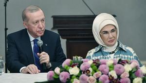 Erdoğandan eşi Emine Erdoğanın yaşlılarla iftarına sürpriz ziyaret
