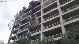 Ümraniyede feci olay İnşaat iskelesi çöktü: 2 işçi ağır yaralandı