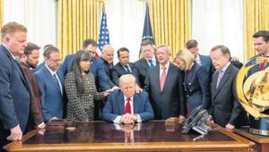 Trump Oval Ofis’te ‘dua oturumu’ düzenledi