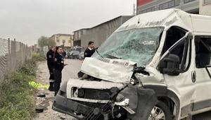İşçi servis minibüsü ile TIR kafa kafaya çarpıştı Yaralılar var