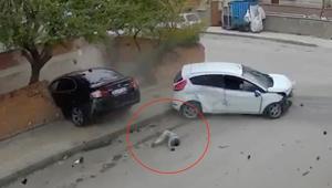 Çorumdaki feci kaza kamerada Küçük çocuk camdan fırladı