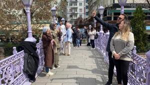 Bayram tatilinde akın ettiler Bu köprüye gelen fotoğraf çektirmeden gitmiyor