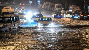 Ankarada kuvvetli yağış Sokaklar göle döndü
