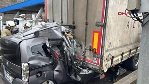 İstanbulda hafif ticari araç TIRın altına girdi Korkunç görüntü: 1 ölü