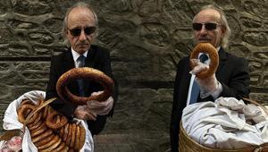 Takım elbiseli, kravatlı simitçi kentin ilgi odağı oldu