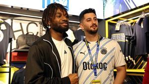 Fenerbahçede Allan Saint Maximinden taraftara jest