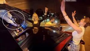 Direksiyonun üzerine çıkıp aracı ayağıyla sürdü Utanmadan paylaştı: Kimlikleri tespit edildi