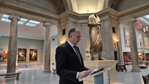 1960lı yıllarda yurt dışına kaçırılmıştı Marcus Aurelius heykeli resmen Türkiyeye iade edildi