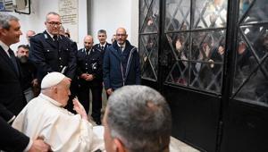 Papa cezaevinde mahkumları ziyaret etti