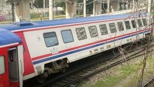 İzmir’de boş yolcu treni vagonu raydan çıktı