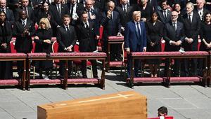 Papa Francis son yolculuğuna uğurlandı İşte cenaze töreninde kıyafet kuralına uymayan 3 lider