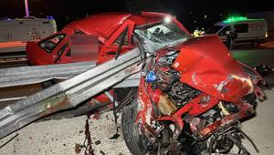 Kocaeli’de otomobil bariyerlere ok gibi saplandı 2 kişi hayatını kaybetti