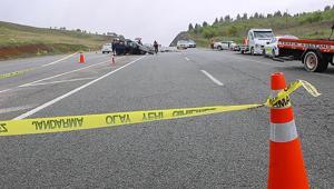 Hafif ticari araç ile otomobil çarpıştı Ölü ve yaralılar var