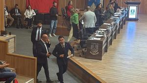 Bodrumda olağan meclis toplantısında kendilerine söz verilmeyen AK Partililer salonu terk etti