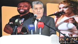 Serdal Adalı, down sendromlu ve yetim çocuklar için düzenlenen geceye katıldı