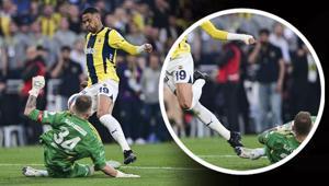 Fenerbahçe - Beşiktaş derbisinde En Nesyrinin pozisyonu penaltı mı Eski hakemler cevapladı