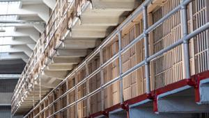 Fransada hapishanelere sokulan telefonların toplatılması için operasyon başlatıldı