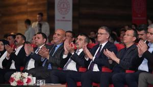 Bakan Tekin Maarif Orkestrası ve Halk Dansları Topluluğunun gösterisini izledi