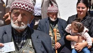 100 yaşına girdi ve torununun torunuyla pasta üfledi! İşte uzun yaşamın şaşırtıcı sırrı