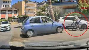 Savrulan otomobil bisikletli çocuğa çarptı!