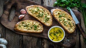 Löp löp giden sarımsaklı ekmek! Bir yiyen tarif soruyor, püre yapıp fırına verin