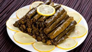 Dünden kalan sarma ilk günkü gibi olacak! Böyle saklayın, dibindeki su lezzeti katlıyor