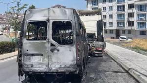 Servis minibüsü hareket halindeyken alev aldı