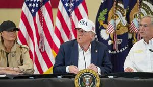 Trump sel felaketi yaşayan Texası ziyaret etti