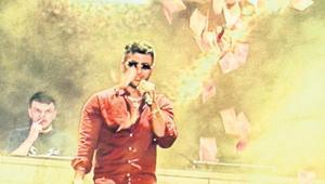 Para atılmasına sinirlendi