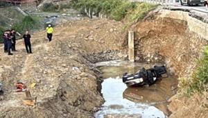 Zonguldakta feci kaza Dereye uçan araçta baba ile oğlu öldü